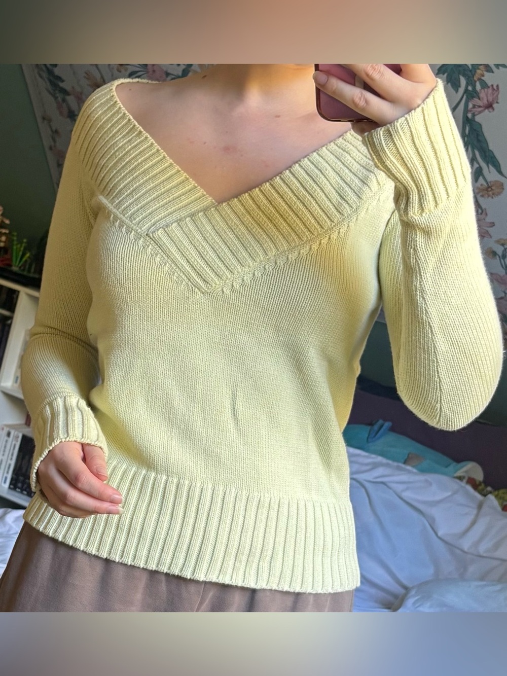 Simons Pale Yellow V-Neck Ribbed Sweater